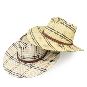 Vista dall'alto di due cappelli da cowboy in paglia a quadri con fasce intrecciate