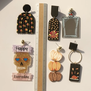 Set di sei orecchini in acrilico del Ringraziamento con motivi di tacchino e zucca con righello