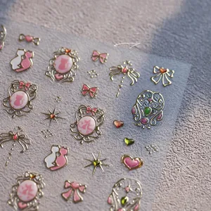 Détail d'autocollants 3D chat rose pour ongles avec feuille d'or, nœud et cadre
