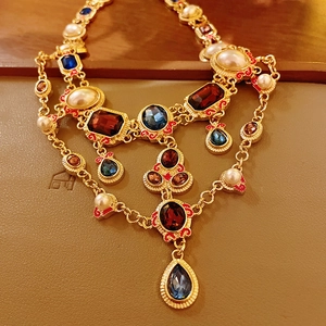 Vintage Goldene Mehrlagenkette mit roten blauen Edelsteinen und weißen Perlen auf Leder