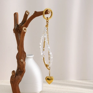 Détail du pendentif coeur 18K à plusieurs couches avec perles baroques et perles lettres