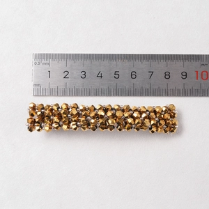 Détail d'une pince à cheveux en cristal de 8 cm avec règle montrant la taille réelle du bijou