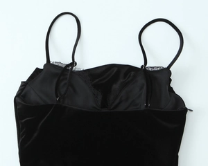 Dettaglio del corpetto in velluto nero con bordo in pizzo e spalline sottili