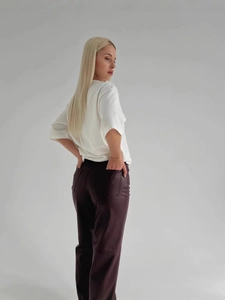 T-shirt blanc classique à col rond et pantalon en cuir bordeaux pour un look Y2K