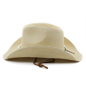 Detail eines Stroh-Cowboyhuts mit eleganter Perlenkette und gewebtem verstellbarem Kinnriemen