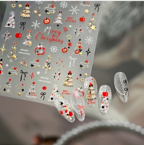 Détail de stickers à ongles de Noël avec bordures dorées, pommes rouges et sapins festifs