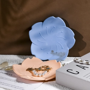 Schmuckschale in Blumenform aus Kunstharz Set in Pastellblau und Rosa Blütenblatt Design