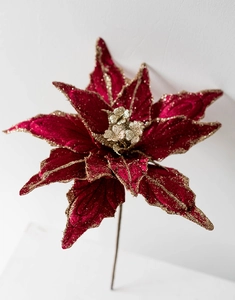 Détail de fleur de Poinsettia en velours rouge avec paillettes dorées pour décoration de Noël