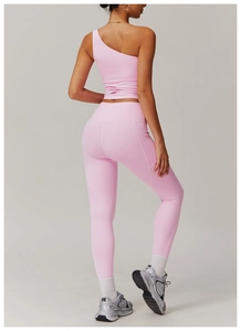 Vue arrière d'un ensemble de yoga rose asymétrique avec legging de compression