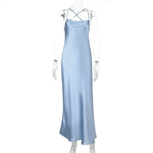 Détail de la robe en satin bleu clair avec bretelles croisées et col bénitier drapé
