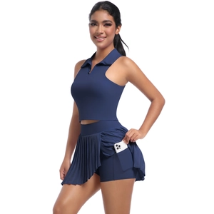 Détail d'un ensemble de tennis bleu marine avec short intérieur et poche de téléphone
