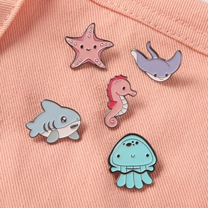 Lot de 5 broches émaillées animaux marins avec étoile de mer sur tissu denim rose