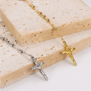 Détail de pendentifs croix en or et argent sur pierre de travertin pour bijoux hip hop