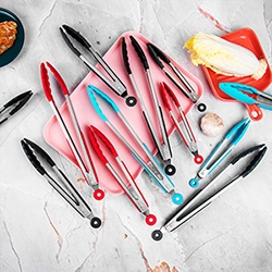 Dettaglio di pinze da cucina in acciaio inox e silicone in varie misure e colori