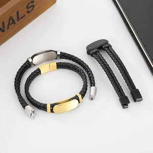 Détail de bracelets en cuir tressé pour hommes avec plaques en métal doré mat et argent brossé