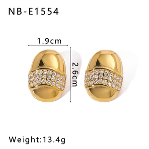 Détail de boucles d'oreilles ovales en or 18k avec strass blancs et dimensions précises