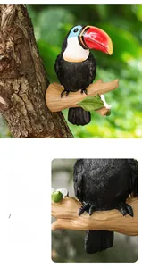Statue détaillée de toucan avec bec vibrant sur un tronc d'arbre décor de jardin