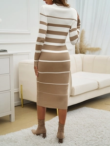Elegantes gestreiftes Strickkleid mit langen Ärmeln in Khaki und Weiß für den Herbst