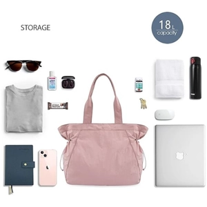 Bolso deportivo rosa impermeable de 18L para yoga con objetos cotidianos en fondo blanco