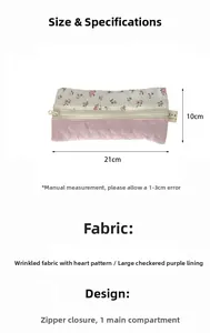 Dettaglio dell'astuccio floreale con tessuto trapuntato lavanda e dimensioni 21x10cm