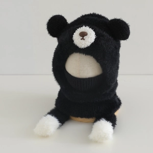 Détail de la peluche douce du bonnet enfant ours avec cache-oreilles et écharpe