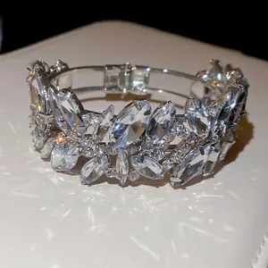 Funkelndes Silberarmreif mit Schmetterling und Marquise-Kristallen auf Lederetui
