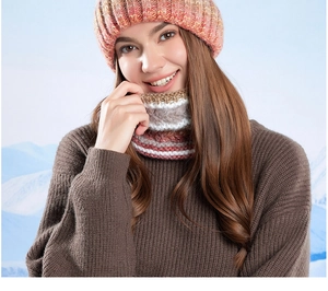 Détails du tissage en maille du bonnet et du cache-col pour femme en décor de neige