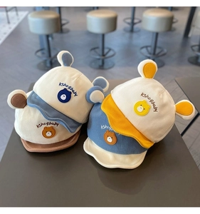 Détail de casquettes de baseball pour bébé avec oreilles et broderie d'ours en tissu doux