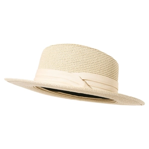 Dettaglio cappello di paglia beige a corona piatta con trama intrecciata e nastro decorativo