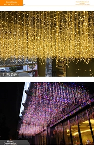 Dettaglio di luci LED a ghiacciolo per decorazione di tetti e vetrine esterne