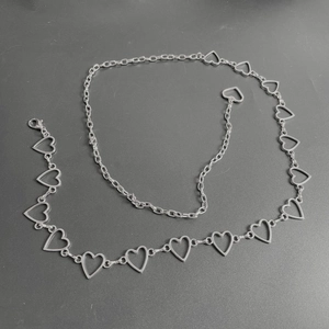 Catena da vita minimalista in metallo argento con cuori traforati e chiusura a moschettone