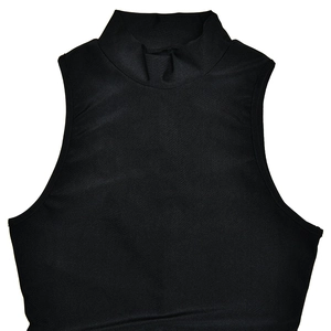 Détail de l'encolure haute et du tissu extensible de la robe courte moulante noire sans manches