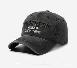 Vue latérale détaillée de la casquette en coton délavé avec broderie Brooklyn