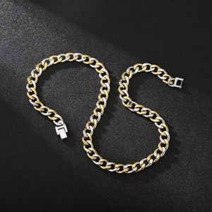 Détail du collier chaîne Figaro bicolore or et argent avec un fermoir à rabat sécurisé