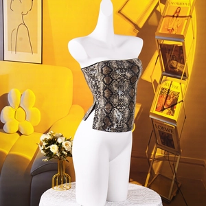 Détail du haut bandeau à paillettes imprimé serpent avec fente latérale sur mannequin