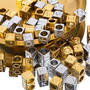Gold- und silberne 7mm Edelstahl Buchstabenperlen in Würfelform für DIY Schmuck
