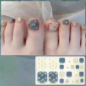 Detail der H156 Fußnagelaufkleber mit Blumenmuster in Blau, Beige und Goldglitzer