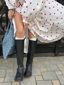 Robe longue en coton à imprimé cœur avec manches bouffantes et bottes hautes noires