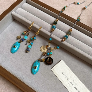 Dettaglio di parure bohémien con perline turchesi e orecchini in una scatola regalo di velluto