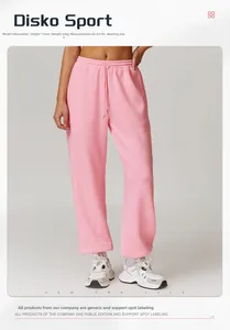 Detail der rosa High-Waist-Jogginghose mit Kordelzug und weicher Strickstruktur