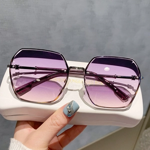 Fashionable rimless oversized sunglasses with purple gradient lenses and leather case