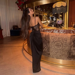 Détails des coutures en dentelle noire et de la texture satinée d'une robe de soirée