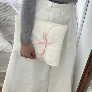 Nahaufnahme der süßen Ballett-Stil rosa Schleife gesteppten Laptoptasche, weiche Tabletttasche.