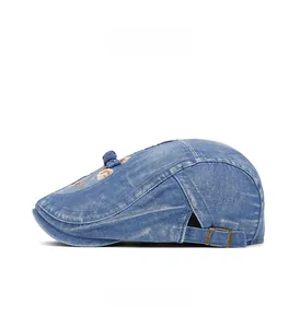 Seitenansicht der gewaschenen hellblauen Denim-Schiebermütze mit verstellbarer Metallschnalle