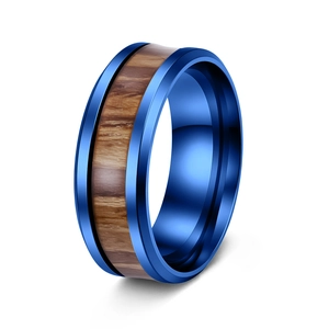 Détail de bague en titane bleu avec incrustation en bois de teck et bords biseautés