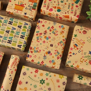 Set de papier cadeau d'anniversaire coloré en papier kraft épais sur fond bois