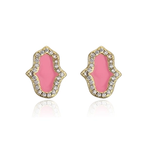 Detalle de pendientes de mano Hamsa con esmalte rosa y cristales de circonita microengastados