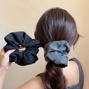 Elegante set di elastici per capelli in tessuto grigio con ricami per acconciature chic