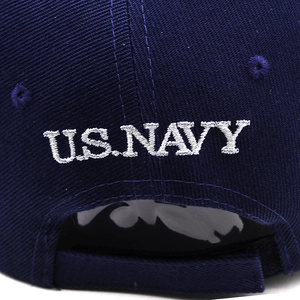 Dettaglio del cappellino blu navy con ricamo bianco U.S. NAVY e cinturino regolabile