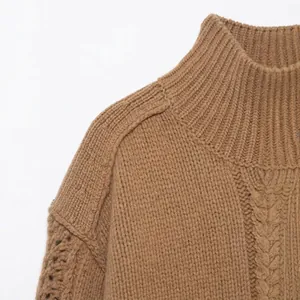Maglione da donna in maglia a collo alto color cammello con trama a coste e dettagli cuciti